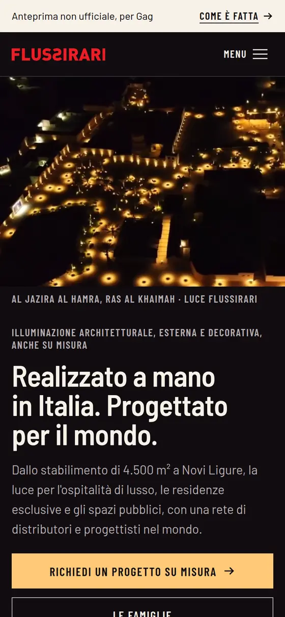 La prima schermata della home rifatta dal telefono: la striscia dell'anteprima, il villaggio di Al Jazira Al Hamra di notte, il motto e il comando del su misura
