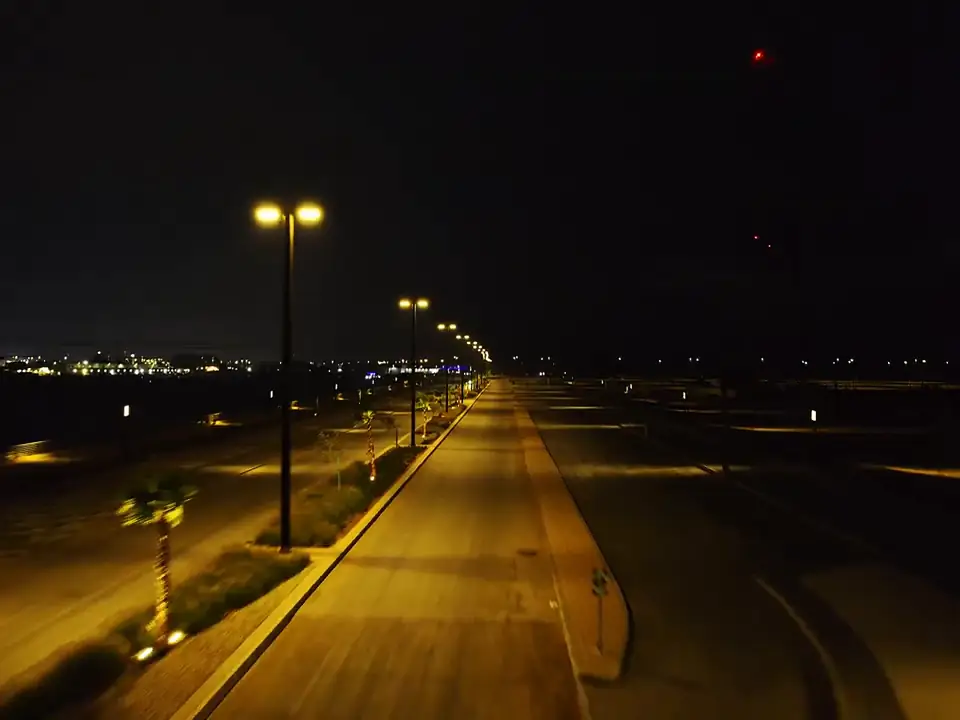 Una strada di Al Mairid di notte, con la fila dei lampioni