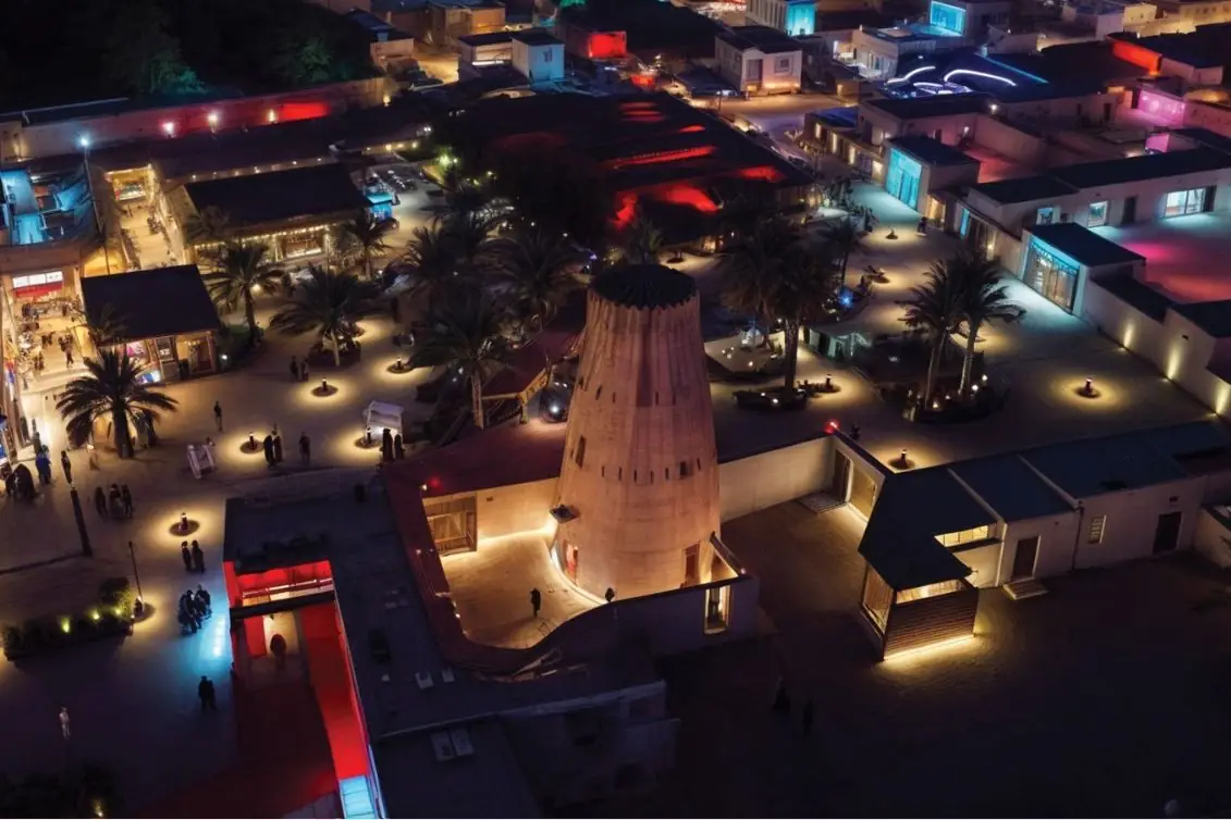 Il villaggio storico di Al Jazira Al Hamra di notte, coi percorsi segnati dai paletti accesi