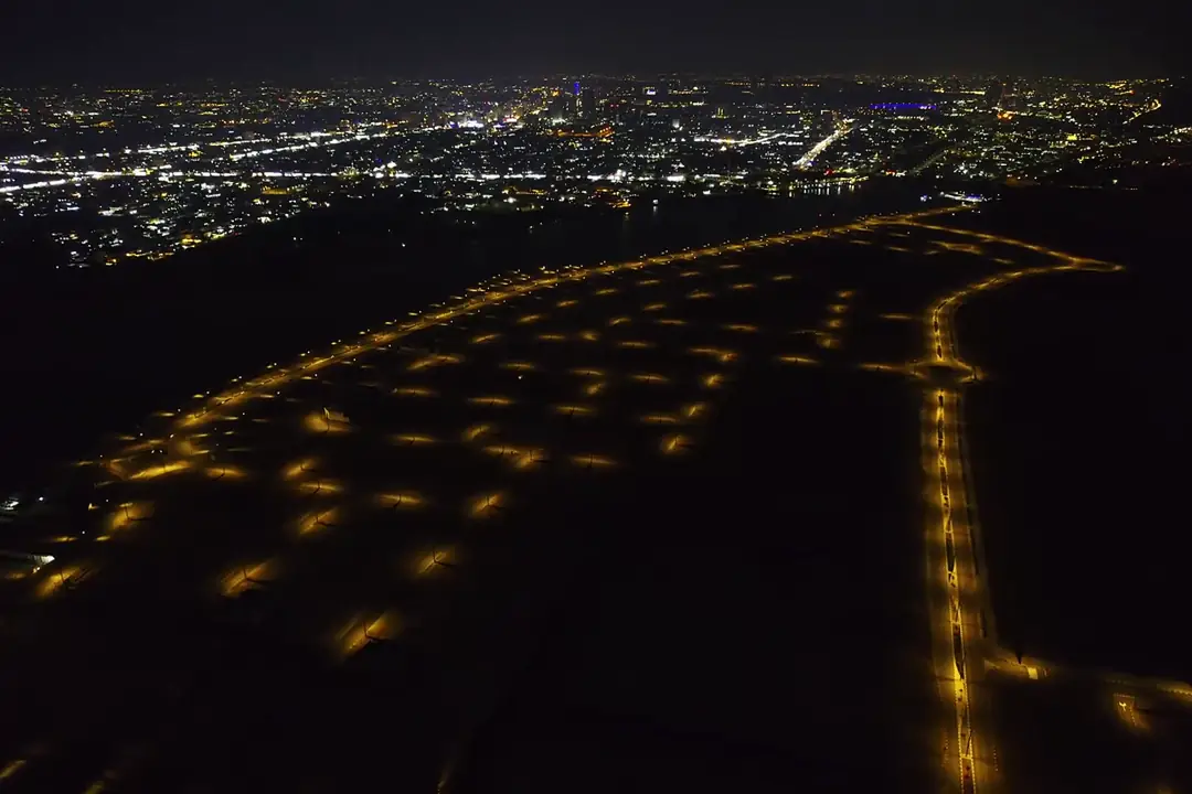 Le strade di Al Mairid di notte viste dal drone, segnate dalle file dei lampioni