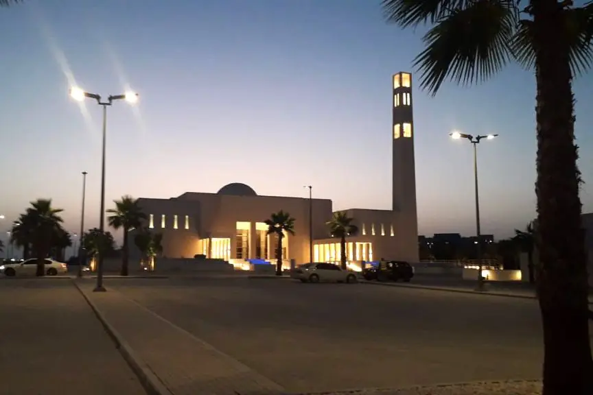 La Grande Moschea Ghobash al tramonto, con la luce calda sotto i portici